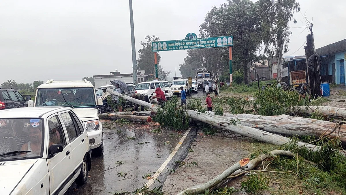 बदायूं: 12 घंटे में 56 मिमी बारिश से सड़कें जलमग्न, बिजली गुल