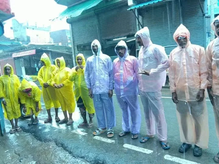 बलरामपुर: 108 सफाई कर्मियों को बारिश से बचाने के लिए रेनकोट बांटे गए