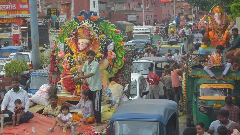 आगरा: डायवर्जन के बावजूद यमुना किनारा मार्ग पर वाहन चले, शाम को जाम