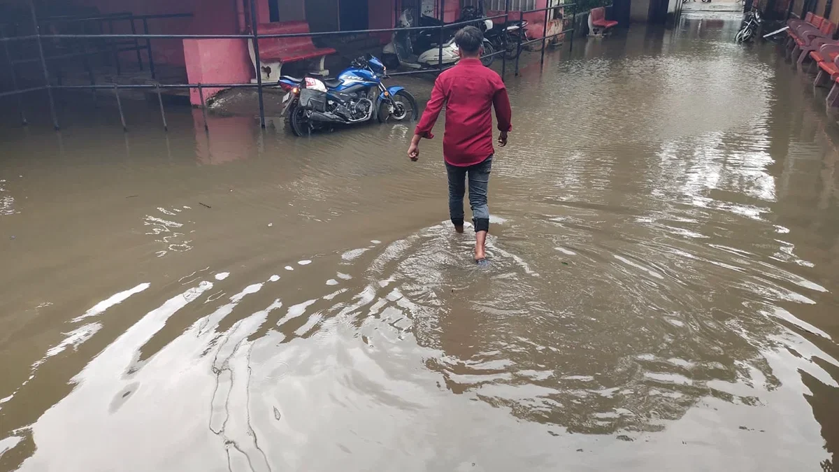 बस्ती: जिला व महिला अस्पताल में बारिश से छत टपकने व जलभराव, 232 पर्चे बने
