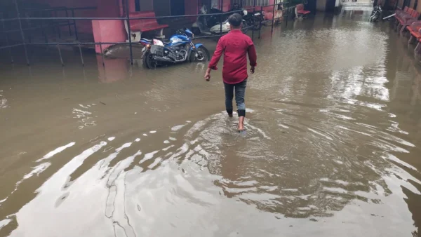 बस्ती: जिला व महिला अस्पताल में बारिश से छत टपकने व जलभराव, 232 पर्चे बने