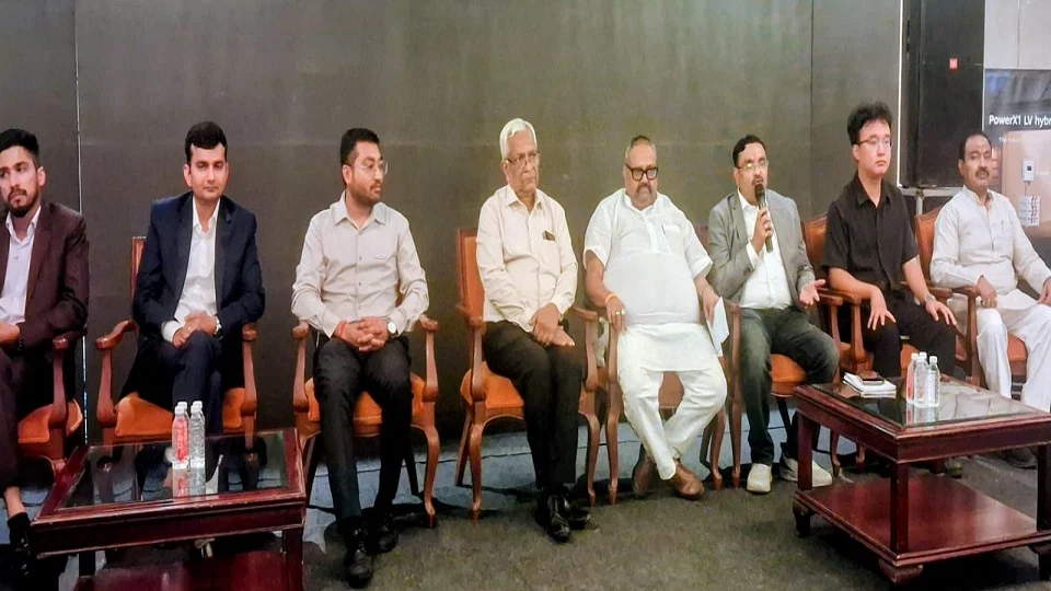 मैनपुरी: पीएम सूर्यघर 2.0 में हाइब्रिड सोलर सिस्टम पर जोर, बैटरी अनिवार्य हो सकती है