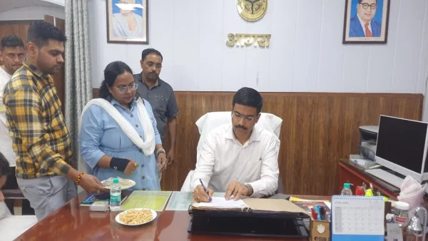 आगरा: सरकारी जमीन पर बिल्डर को एनओसी जारी, डीएम ने जांच कमेटी गठित की