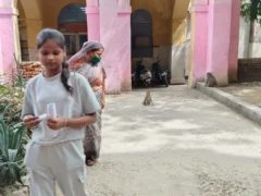 आगरा: जिला अस्पताल में बंदरों का आतंक, मरीज और तीमारदार छिपकर निकलते हैं