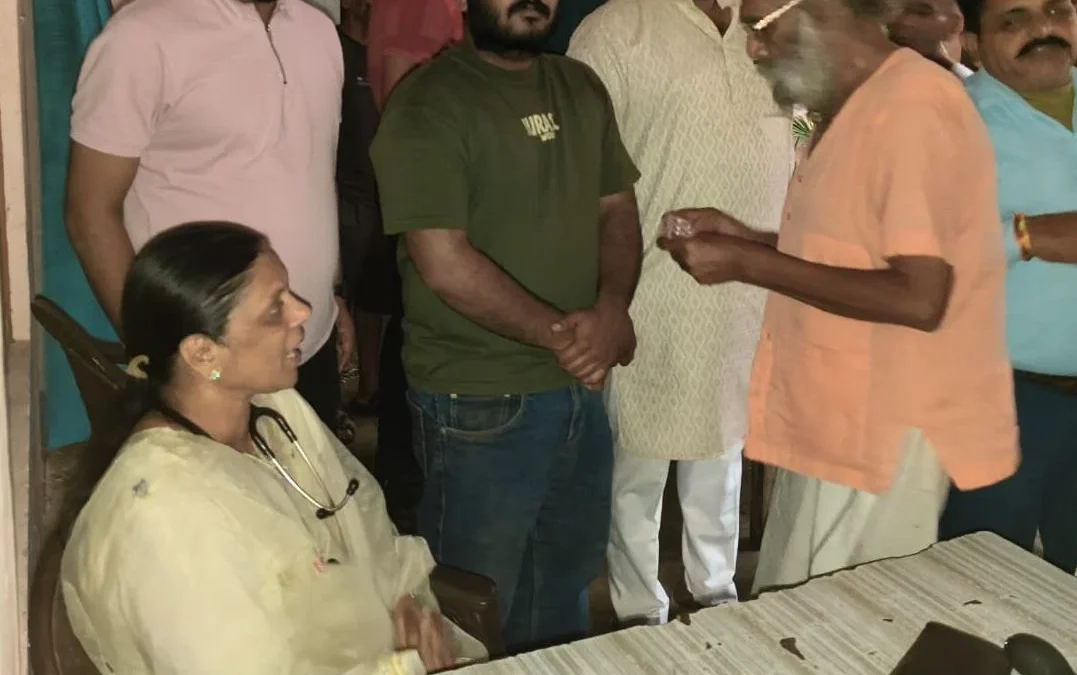 लखीमपुर खीरी: बारिश के बीच मेडिकल टीम ने 100 से अधिक बुजुर्गों की जांच की