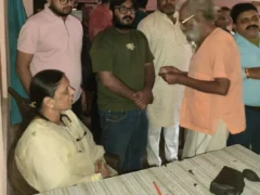 लखीमपुर खीरी: बारिश के बीच मेडिकल टीम ने 100 से अधिक बुजुर्गों की जांच की