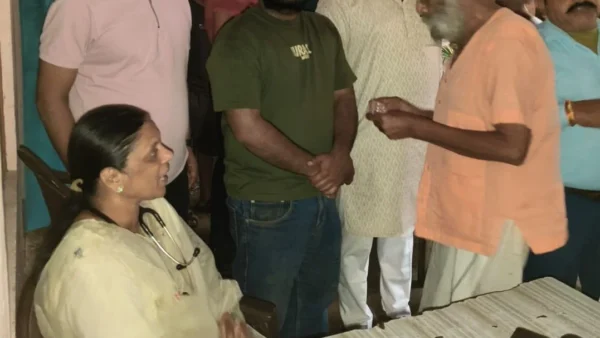 लखीमपुर खीरी: बारिश के बीच मेडिकल टीम ने 100 से अधिक बुजुर्गों की जांच की