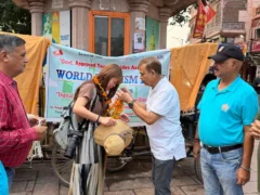 वाराणसी में विश्व पर्यटन दिवस: पर्यटकों का माल्यार्पण कर स्वागत, गंगा स्वच्छता संकल्प
