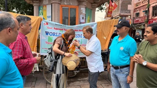 वाराणसी में विश्व पर्यटन दिवस: पर्यटकों का माल्यार्पण कर स्वागत, गंगा स्वच्छता संकल्प