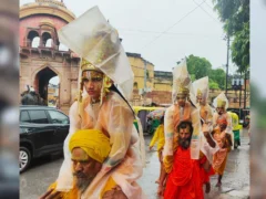 वाराणसी: बारिश के बीच दूसरे दिन रामलीला, शाम साढ़े छह बजे हुई शुभारम्भ