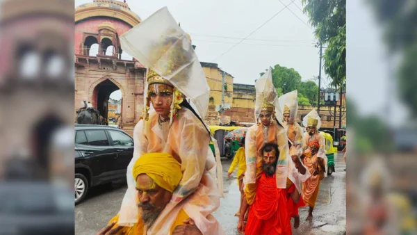 वाराणसी: बारिश के बीच दूसरे दिन रामलीला, शाम साढ़े छह बजे हुई शुभारम्भ