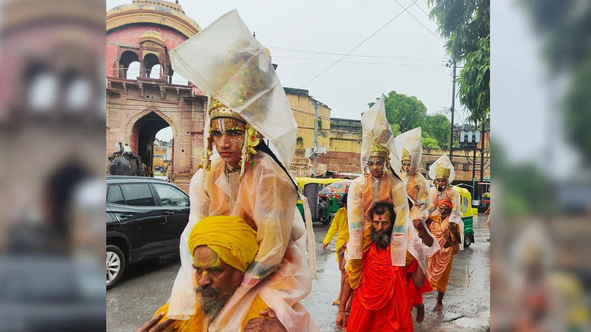वाराणसी: बारिश के बीच दूसरे दिन रामलीला, शाम साढ़े छह बजे हुई शुभारम्भ