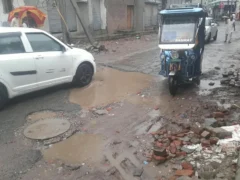 शाहजहांपुर: 48 घंटे बरसात से जनजीवन ठप, मकान-खंभे-पेड़ गिरे