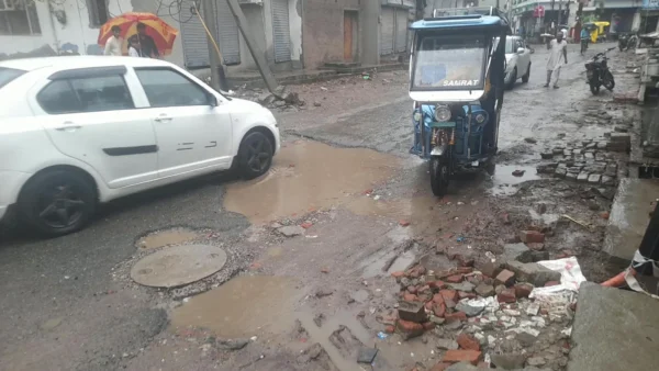 शाहजहांपुर: 48 घंटे बरसात से जनजीवन ठप, मकान-खंभे-पेड़ गिरे