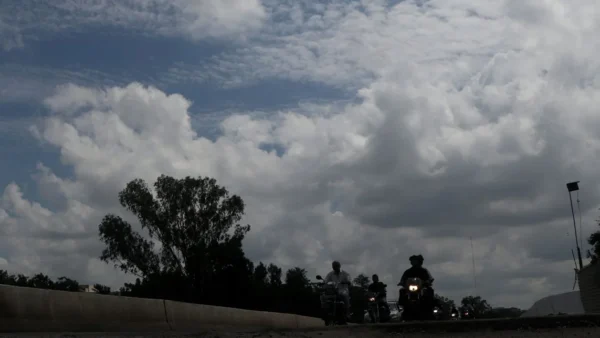 सहारनपुर: 14 घंटे बूंदाबांदी से तापमान 8°C घटा, अगले 24 घंटे बारिश के आसार