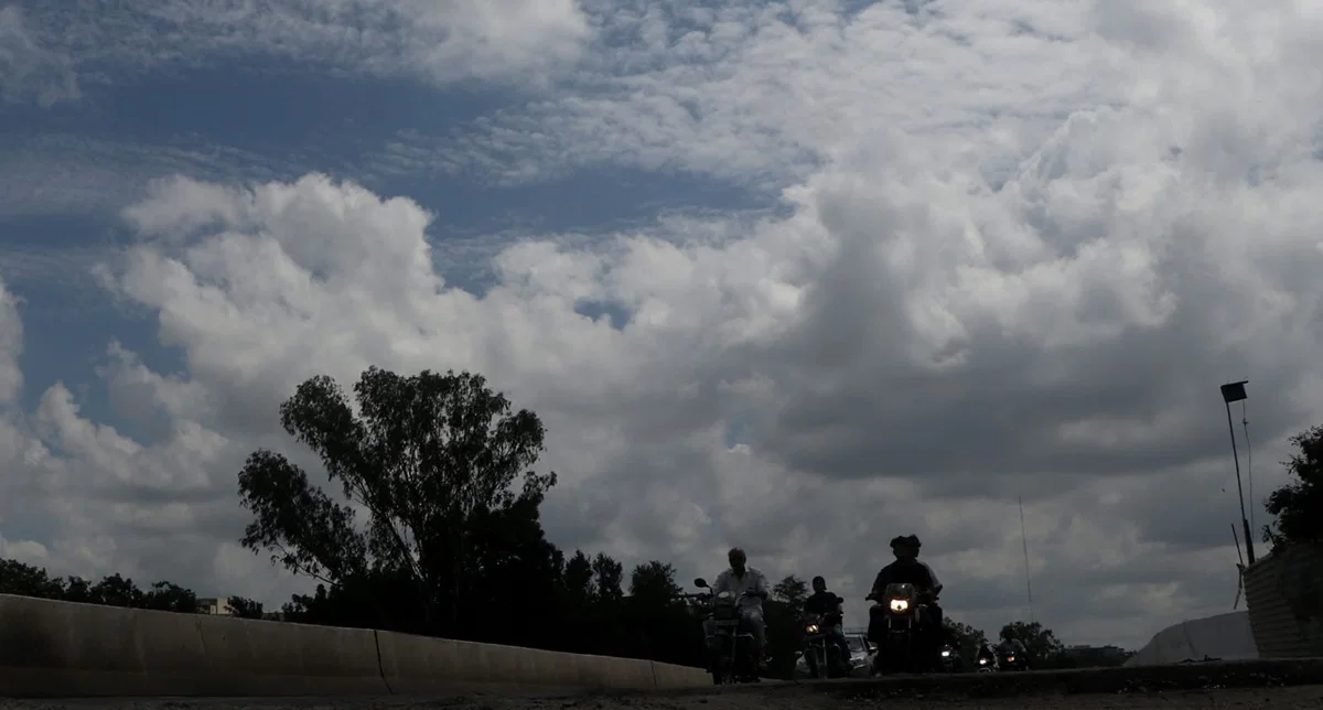 सहारनपुर: 14 घंटे बूंदाबांदी से तापमान 8°C घटा, अगले 24 घंटे बारिश के आसार
