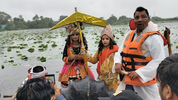 हमीरपुर मौदहा: कंस डोला के साथ शोभायात्रा निकली, झांकियों ने मन मोहा