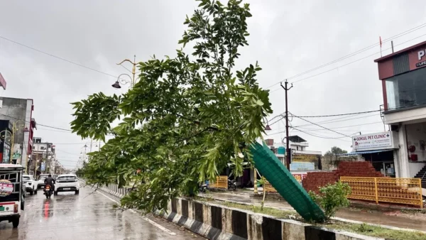 अयोध्या: चक्रवात अर्नब की तीन दिन की बारिश से कई सड़क धंस गए