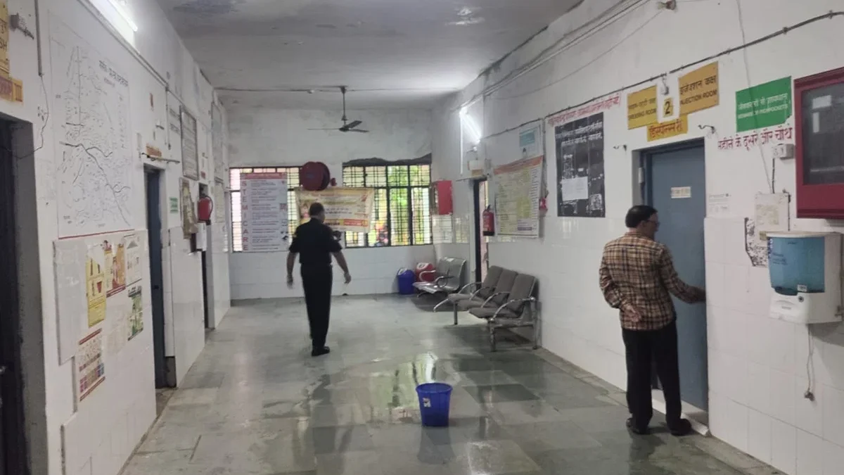 आज़मगढ़: सीएचसी गौरा की छत से बारिश में पानी टपकने से परिसर में जलभराव