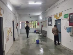 आज़मगढ़: सीएचसी गौरा की छत से बारिश में पानी टपकने से परिसर में जलभराव