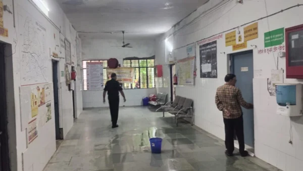 आज़मगढ़: सीएचसी गौरा की छत से बारिश में पानी टपकने से परिसर में जलभराव