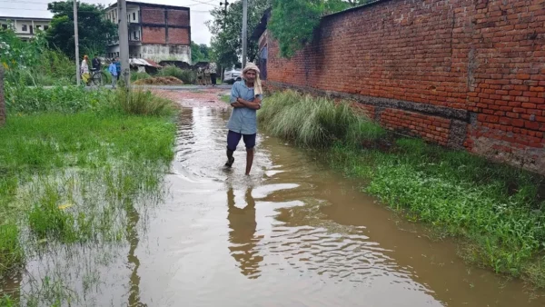 औरैया: बेला के मंडी रोड पर बार‑बार जलभराव, जनता ने सड़कों पर निकाला विरोध