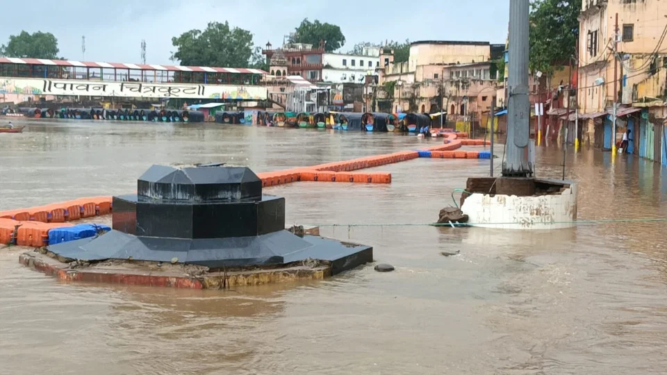 चित्रकूट: मंदाकिनी एक सीजन में 10 बार खतरे के निशान के ऊपर, इलाके जलमग्न