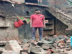 कासगंज: सोरोंजी में बारिश से मकान की दीवार गिरने से वाहन व सामान दबे