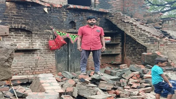 कासगंज: सोरोंजी में बारिश से मकान की दीवार गिरने से वाहन व सामान दबे
