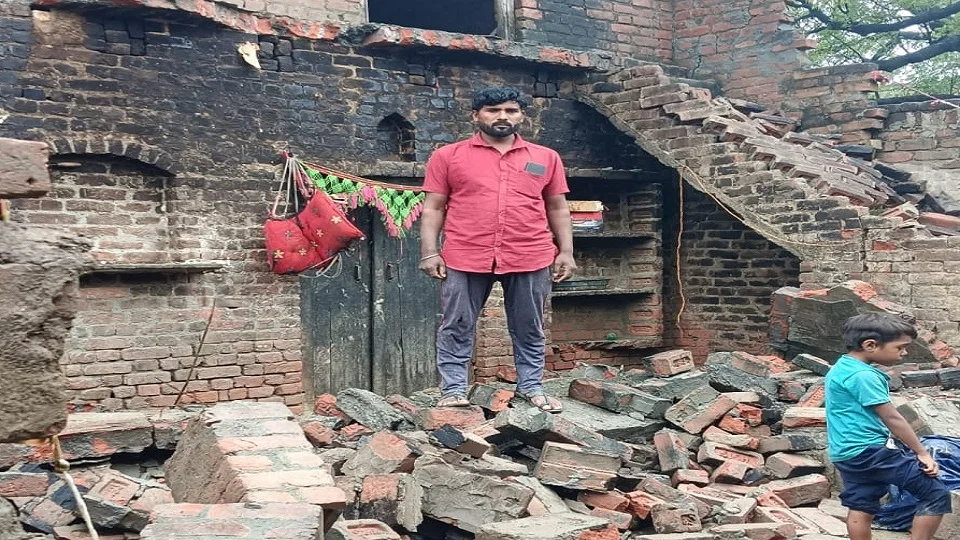 कासगंज: सोरोंजी में बारिश से मकान की दीवार गिरने से वाहन व सामान दबे