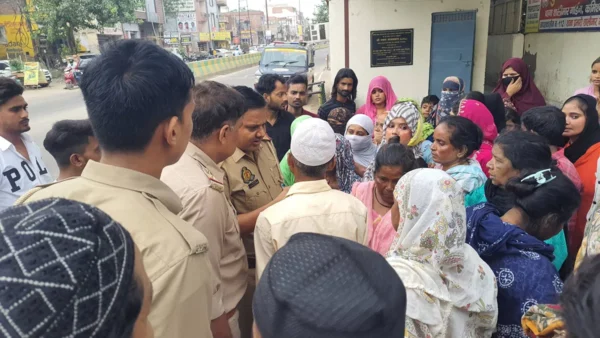 गाज़ियाबाद: इलाज के दौरान युवक की मौत, परिजन ने डीएलएफ चौकी पर शव रखकर किया जाम