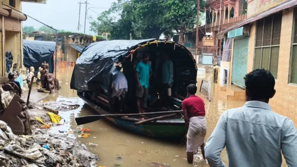 चित्रकूट: मंदाकिनी उफान में, रामघाट की 200 दुकानों में पानी, जलस्तर 18 घंटे से ऊपर