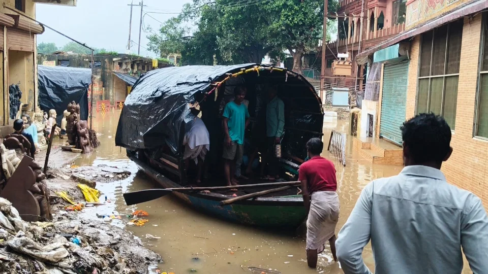 चित्रकूट: मंदाकिनी उफान में, रामघाट की 200 दुकानों में पानी, जलस्तर 18 घंटे से ऊपर