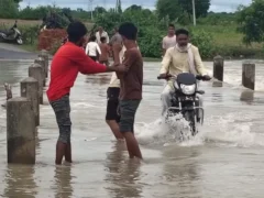 जालौन: नून नदी का रपटा डूबा, ऊपर से करीब एक फीट पानी बह रहा