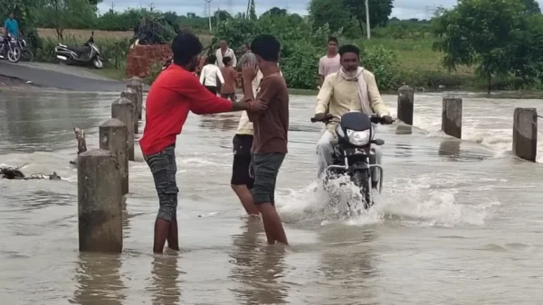 जालौन: नून नदी का रपटा डूबा, ऊपर से करीब एक फीट पानी बह रहा