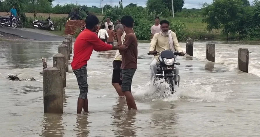 जालौन: नून नदी का रपटा डूबा, ऊपर से करीब एक फीट पानी बह रहा