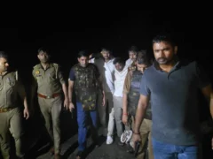 जालौन: देवपुरा माता मंदिर चोरी के तीन आरोपी मुठभेड़ में गिरफ्तार, 26 घंटे बरामद