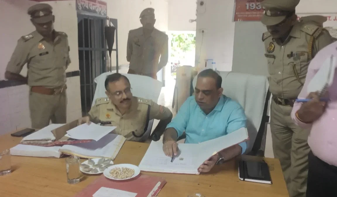 जालौन: बारिश से थाना समाधान दिवस में एक भी फरियादी नहीं पहुँचा, डीएम‑एसपी ने पुरानी शिकायतें देखीं