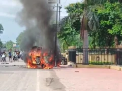 झांसी: हंसारी क्रॉसिंग पर टक्कर के एक मिनट में सीएनजी ऑटो आग में, 4 घायल