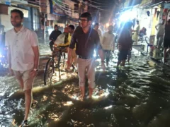 देवरिया: रात करीब 9 बजे डीएम मधुसूदन हुल्गी ने जलभराव प्रभावित इलाके का निरीक्षण किया