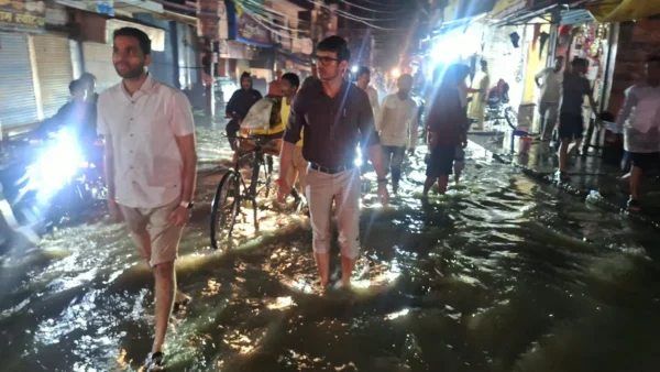 देवरिया: रात करीब 9 बजे डीएम मधुसूदन हुल्गी ने जलभराव प्रभावित इलाके का निरीक्षण किया