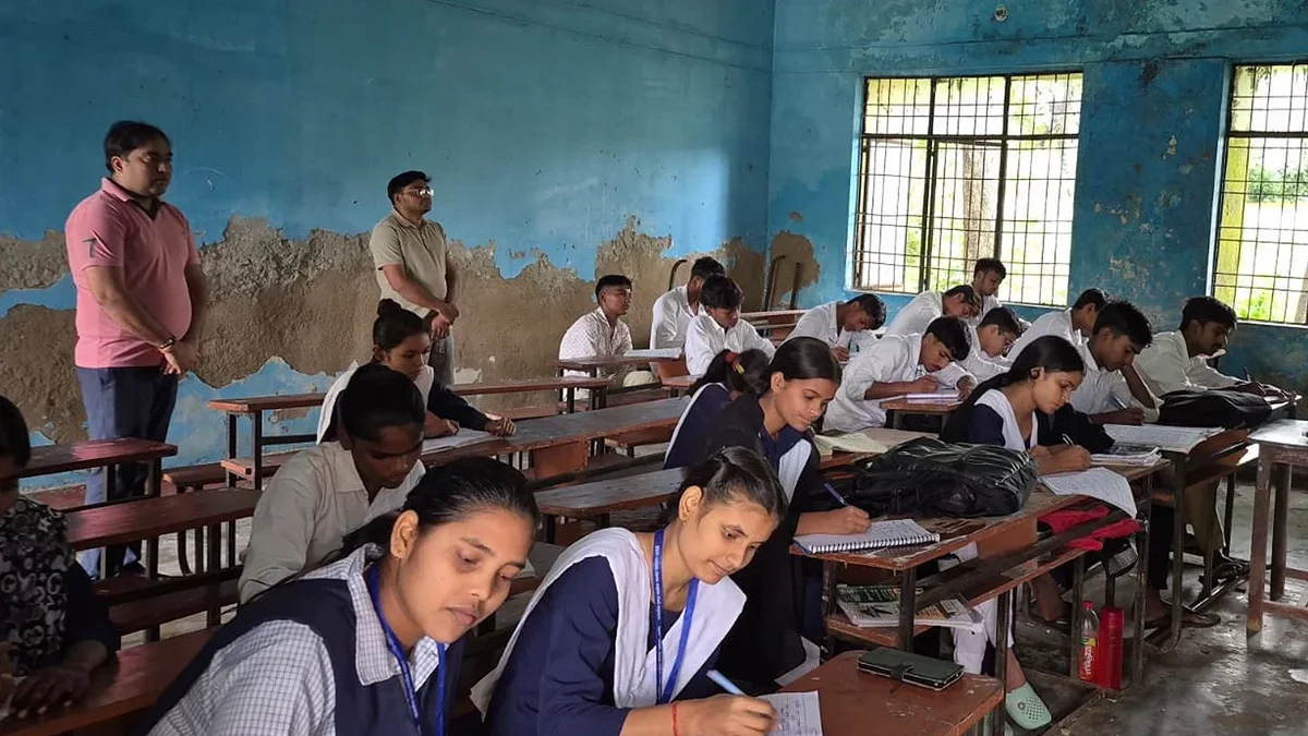 अमेठी: राजकीय इंटर कॉलेज जायस में भाषण व निबंध प्रतियोगिता में रिया व सफरीन प्रथम
