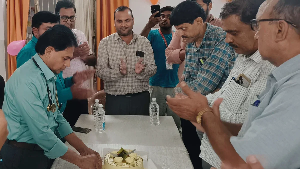 बलरामपुर: फार्मासिस्टों ने मरीजों को फल देकर सेवा का संकल्प