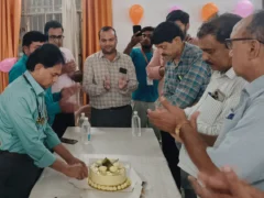 बलरामपुर: फार्मासिस्टों ने मरीजों को फल देकर सेवा का संकल्प