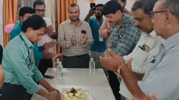 बलरामपुर: फार्मासिस्टों ने मरीजों को फल देकर सेवा का संकल्प