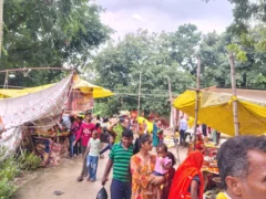 बलिया: परसिया पराशर सरोवर पर भाद्रपद पूर्णिमा में महिलाओं ने स्नान, मेला गुलजार