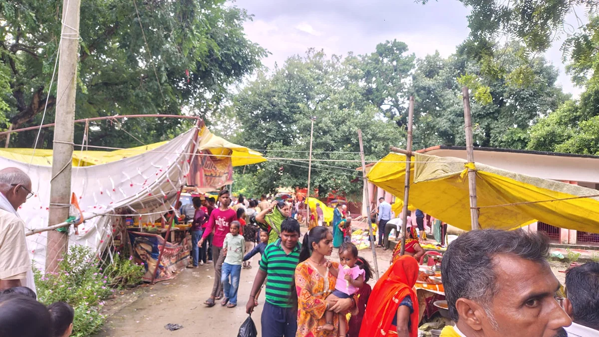 बलिया: परसिया पराशर सरोवर पर भाद्रपद पूर्णिमा में महिलाओं ने स्नान, मेला गुलजार