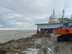 बाराबंकी में सरयू फिर उफनी, मस्जिद का बड़ा हिस्सा नदी में समाया