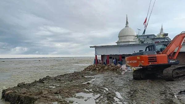बाराबंकी में सरयू फिर उफनी, मस्जिद का बड़ा हिस्सा नदी में समाया