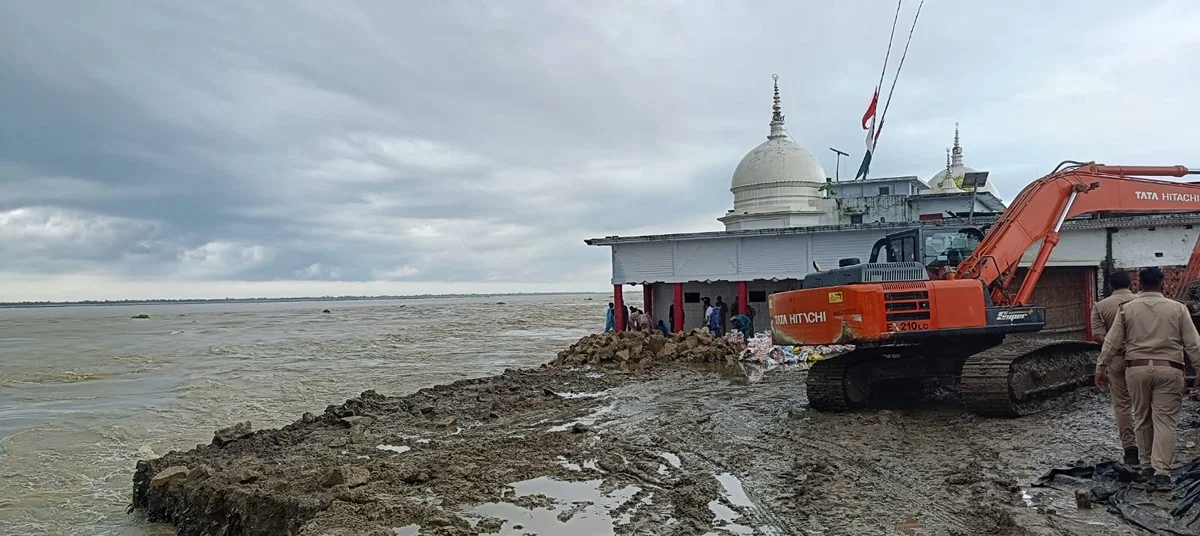 बाराबंकी में सरयू फिर उफनी, मस्जिद का बड़ा हिस्सा नदी में समाया